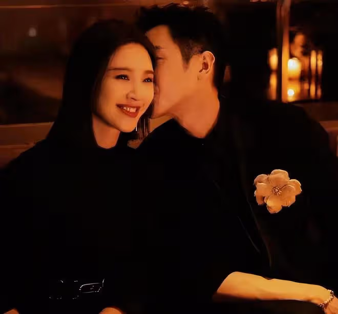 張若昀唐藝昕合體拍寫真,夫妻上演甜蜜櫻桃吻,愛的文身罕曝光