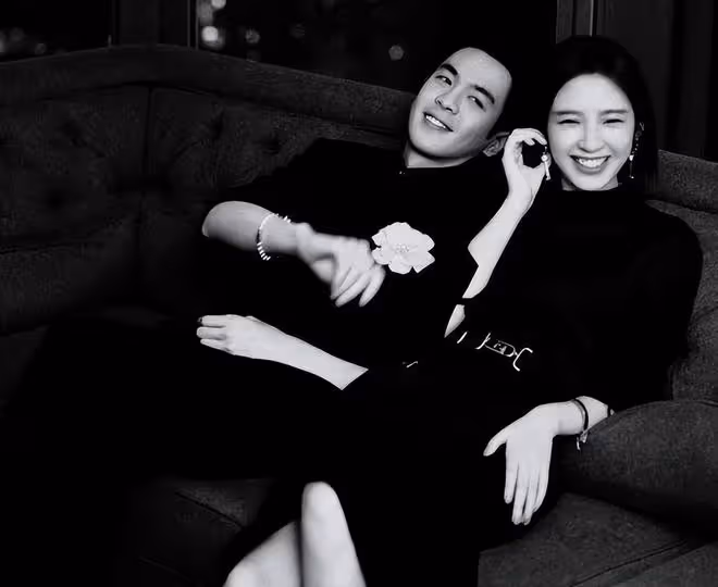 張若昀唐藝昕合體拍寫真,夫妻上演甜蜜櫻桃吻,愛的文身罕曝光