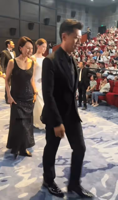 袁泉:出席電影首映禮時的打扮和狀態,網友看後紛紛激動表示驚艷