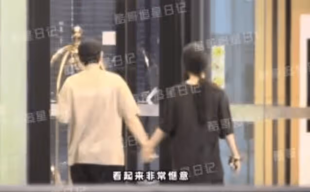楊紫前男友與毛曉慧牽手同宿酒店,當路人面摟腰摸臀,偷親兩下