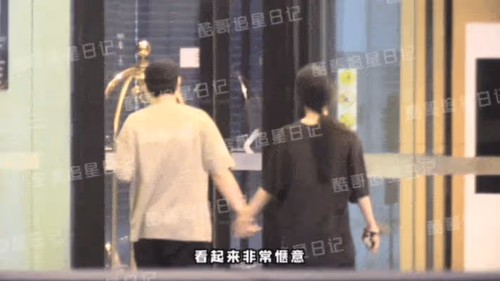 楊紫前男友與毛曉慧牽手同宿酒店,當路人面摟腰摸臀,偷親兩下