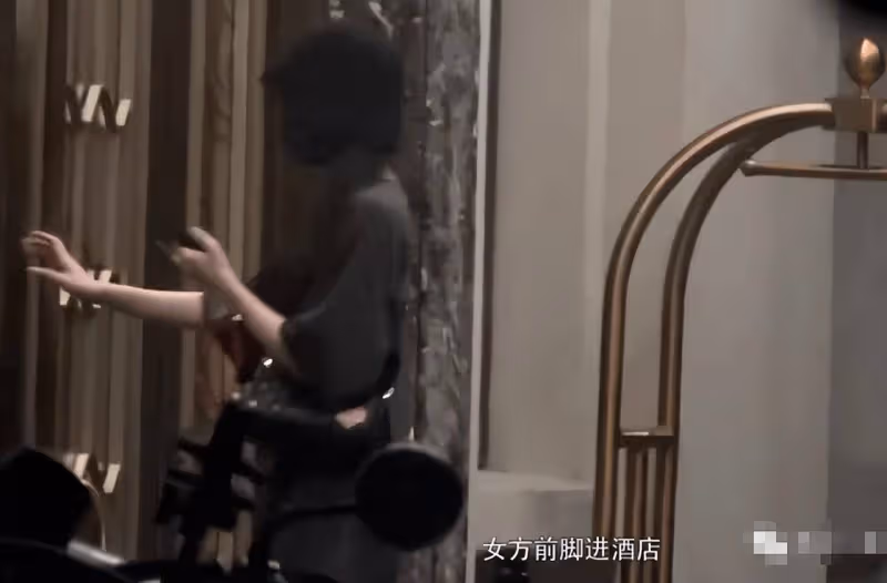 楊紫前男友與毛曉慧牽手同宿酒店,當路人面摟腰摸臀,偷親兩下