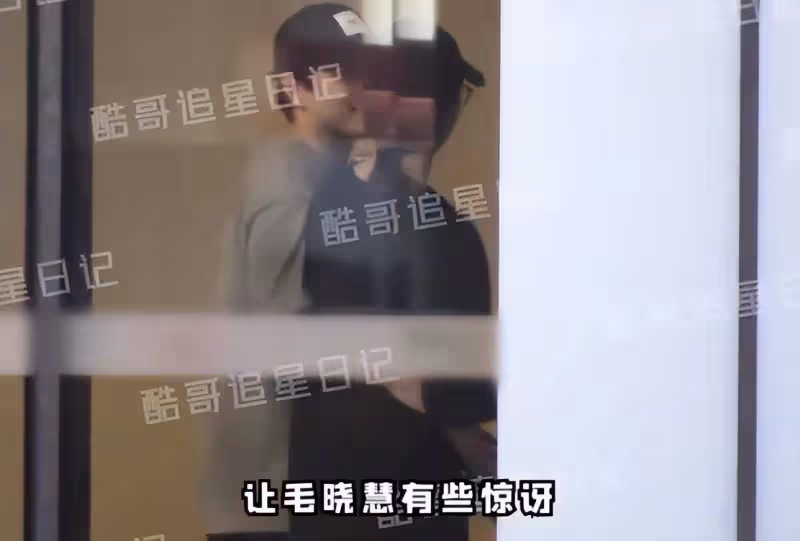楊紫前男友與毛曉慧牽手同宿酒店,當路人面摟腰摸臀,偷親兩下