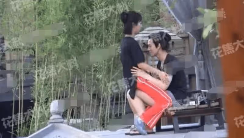 楊紫前男友與毛曉慧牽手同宿酒店,當路人面摟腰摸臀,偷親兩下