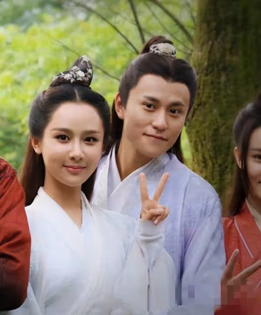 秦俊傑新女友為《神鵰》小龍女,整個模仿劉亦菲,跟楊紫沒法比