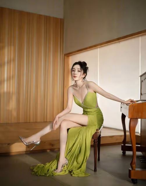 楊冪驚艷亮相時尚活動!開衩綠裙展露迷人背部,性感魅力無可擋!