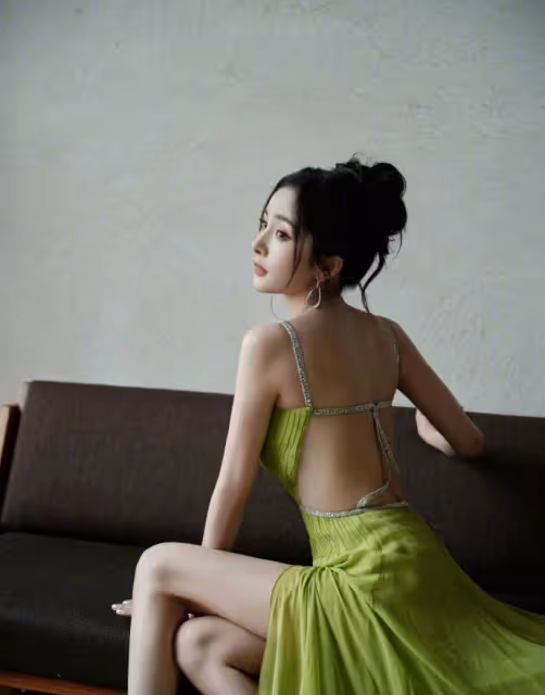 楊冪驚艷亮相時尚活動!開衩綠裙展露迷人背部,性感魅力無可擋!