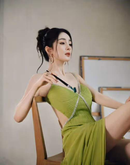 楊冪驚艷亮相時尚活動!開衩綠裙展露迷人背部,性感魅力無可擋!