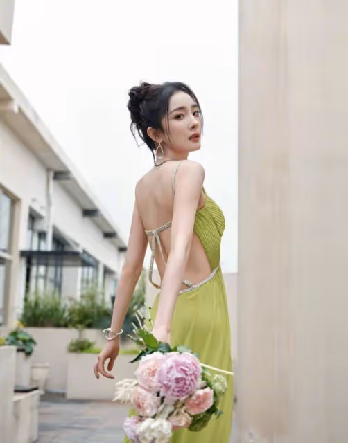楊冪驚艷亮相時尚活動!開衩綠裙展露迷人背部,性感魅力無可擋!