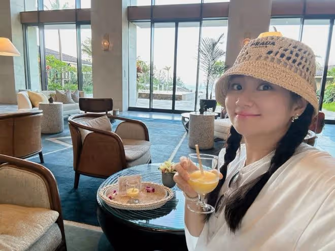Selina分享產前最後一次旅行，挺孕肚穿泳裝，肚大如籮狀態超好