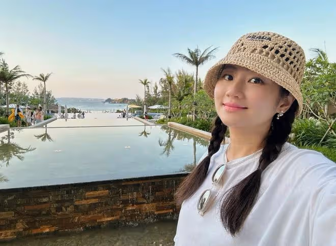 Selina分享產前最後一次旅行，挺孕肚穿泳裝，肚大如籮狀態超好