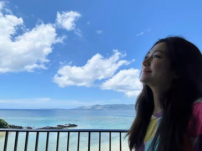 Selina分享產前最後一次旅行，挺孕肚穿泳裝，肚大如籮狀態超好