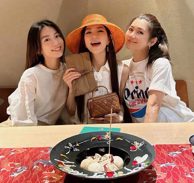 Selina分享產前最後一次旅行，挺孕肚穿泳裝，肚大如籮狀態超好