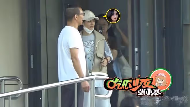 趙麗穎同友人聚會，素顏甜笑少女感足，揮手與小朋友互動好可愛