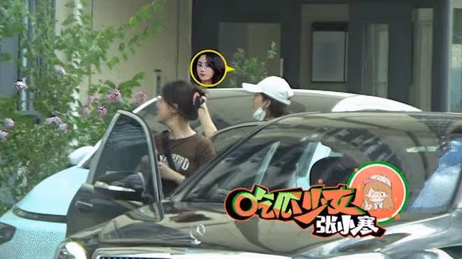 趙麗穎同友人聚會，素顏甜笑少女感足，揮手與小朋友互動好可愛