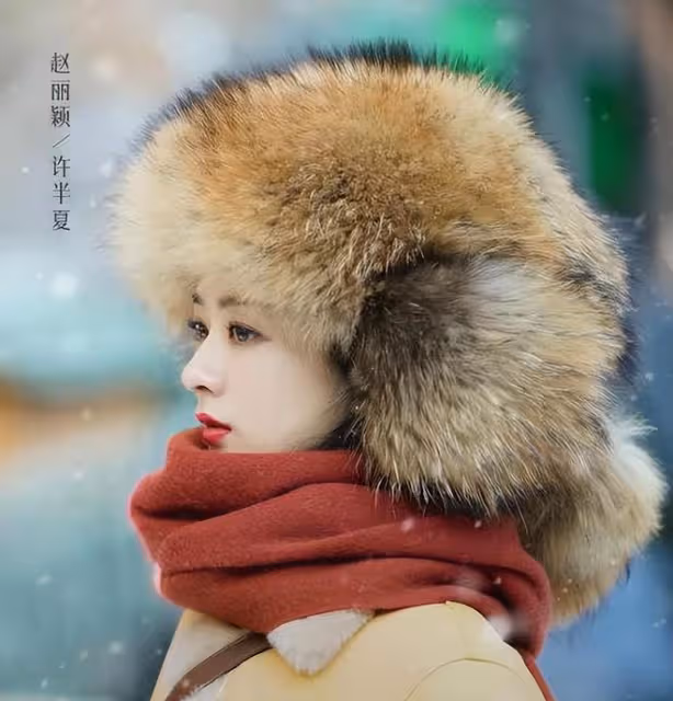 趙麗穎同友人聚會，素顏甜笑少女感足，揮手與小朋友互動好可愛
