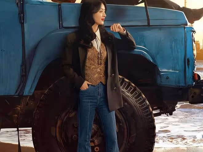 趙麗穎同友人聚會，素顏甜笑少女感足，揮手與小朋友互動好可愛