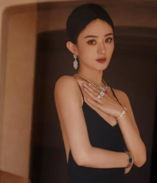 趙麗穎同友人聚會，素顏甜笑少女感足，揮手與小朋友互動好可愛