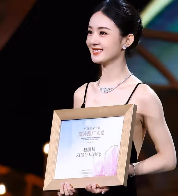 趙麗穎同友人聚會，素顏甜笑少女感足，揮手與小朋友互動好可愛