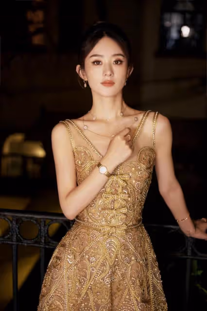 趙麗穎同友人聚會，素顏甜笑少女感足，揮手與小朋友互動好可愛