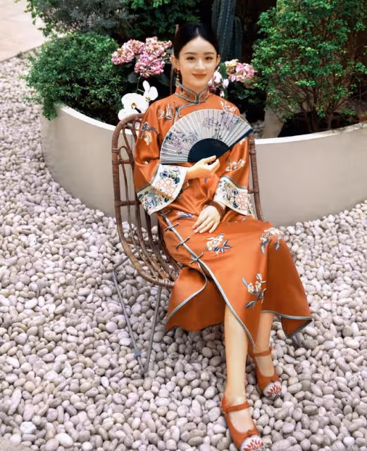 趙麗穎同友人聚會，素顏甜笑少女感足，揮手與小朋友互動好可愛