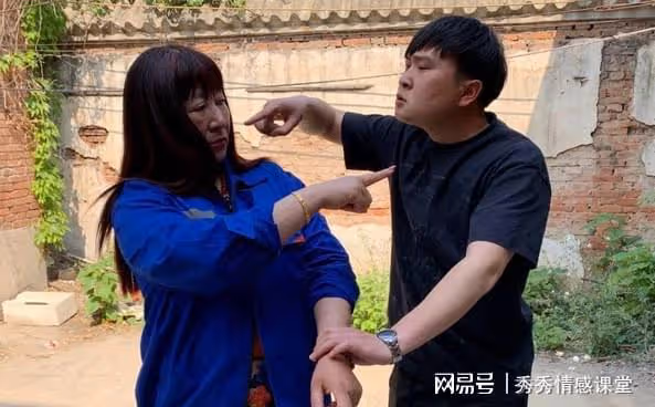 案例:父親剛走母親就再嫁離開,老伴去世後,她卻又回來找我
