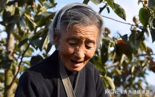 案例:父親剛走母親就再嫁離開,老伴去世後,她卻又回來找我