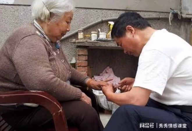 案例:父親剛走母親就再嫁離開,老伴去世後,她卻又回來找我