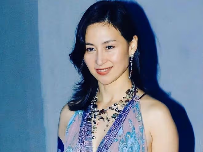 網傳60歲何超瓊愛上陳百強表弟，她終究還是沒放下舊愛的牽絆嗎