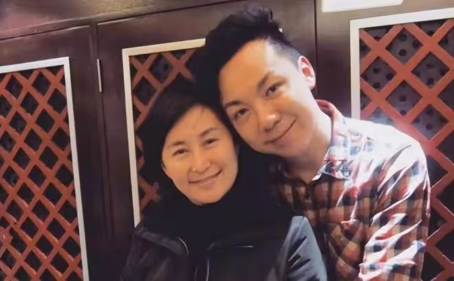 網傳60歲何超瓊愛上陳百強表弟，她終究還是沒放下舊愛的牽絆嗎