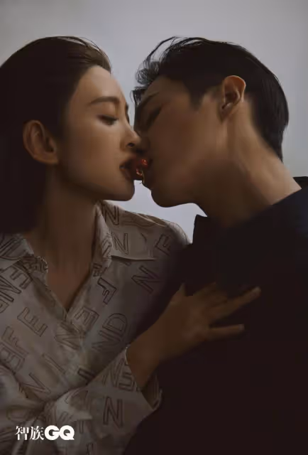 張若昀唐藝昕合體拍雜誌，問答環節缺少默契，互相提示被調侃作弊