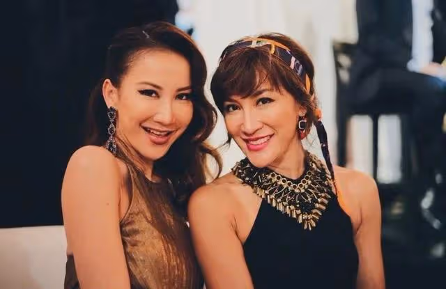 李玟頭七，兩個姐姐現身殯儀館，大姐二姐反應大不同引質疑