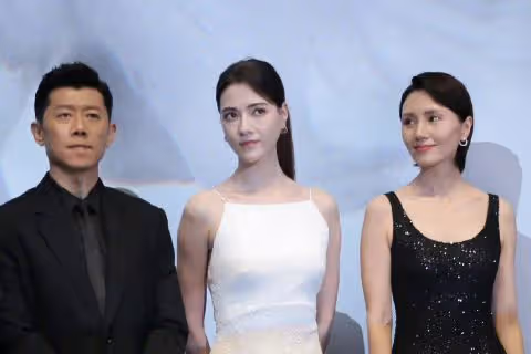 袁泉夏雨夫婦罕同框,費翔牽手摟腰袁泉引爭議,「妲己」反被冷落