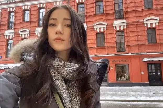 袁泉夏雨夫婦罕同框,費翔牽手摟腰袁泉引爭議,「妲己」反被冷落