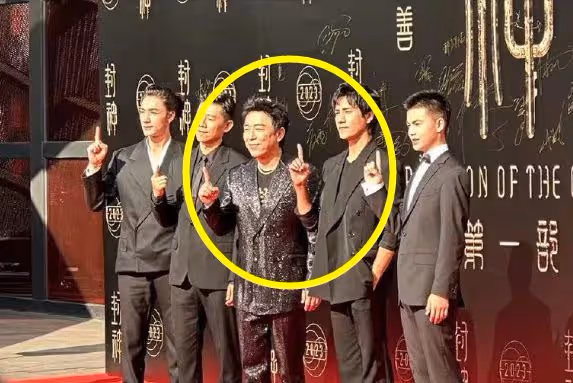 袁泉夏雨夫婦罕同框,費翔牽手摟腰袁泉引爭議,「妲己」反被冷落