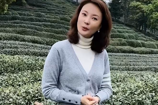央視45歲劉芳菲生活曝光:一人在農村田地幹活,穿萬元上衣引關注