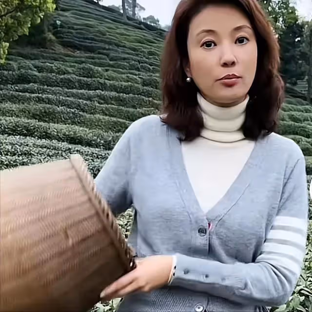 央視45歲劉芳菲生活曝光:一人在農村田地幹活,穿萬元上衣引關注
