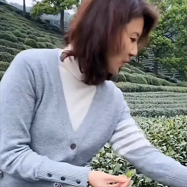 央視45歲劉芳菲生活曝光:一人在農村田地幹活,穿萬元上衣引關注