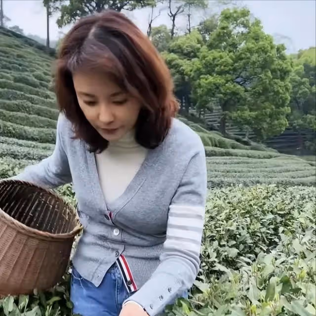 央視45歲劉芳菲生活曝光:一人在農村田地幹活,穿萬元上衣引關注