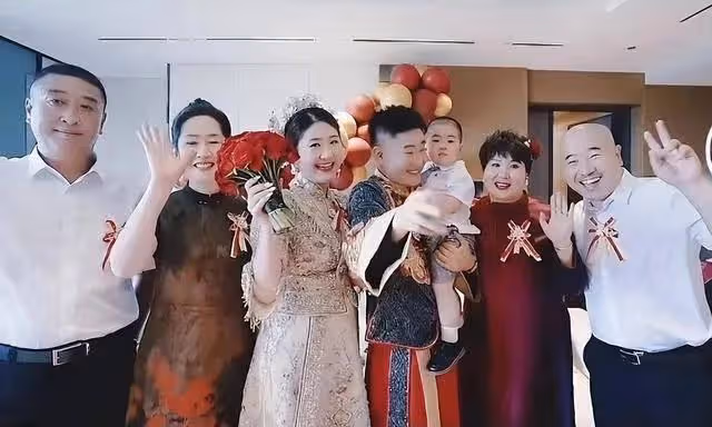 溫美玲:為兒子再辦婚禮!穿紅色旗袍艷壓新娘,和魏三牽手引熱議