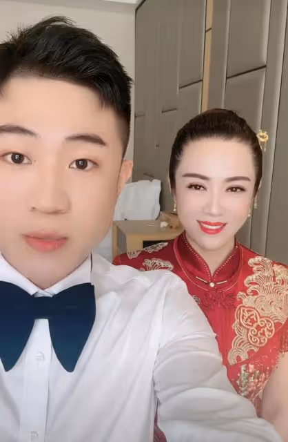 溫美玲:為兒子再辦婚禮!穿紅色旗袍艷壓新娘,和魏三牽手引熱議