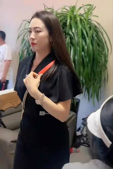 溫美玲:為兒子再辦婚禮!穿紅色旗袍艷壓新娘,和魏三牽手引熱議