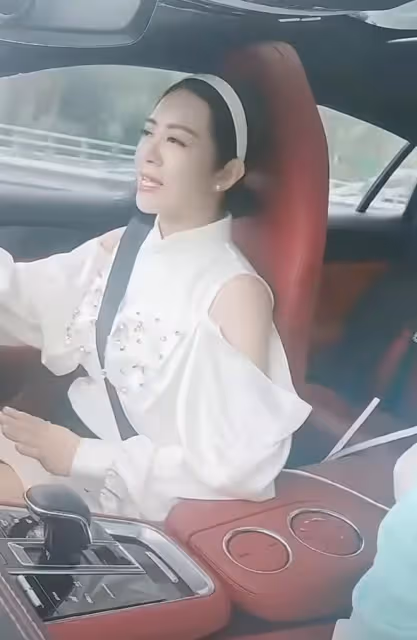 溫美玲:為兒子再辦婚禮!穿紅色旗袍艷壓新娘,和魏三牽手引熱議