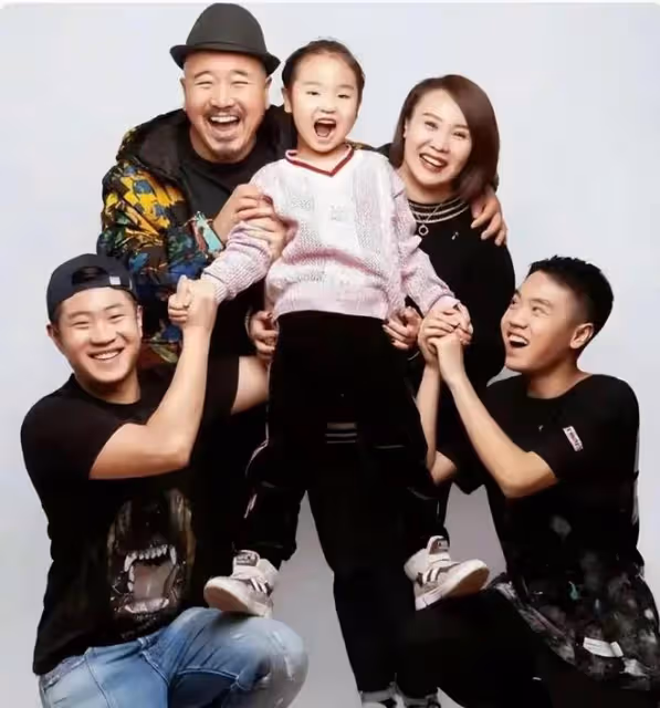 溫美玲:為兒子再辦婚禮!穿紅色旗袍艷壓新娘,和魏三牽手引熱議