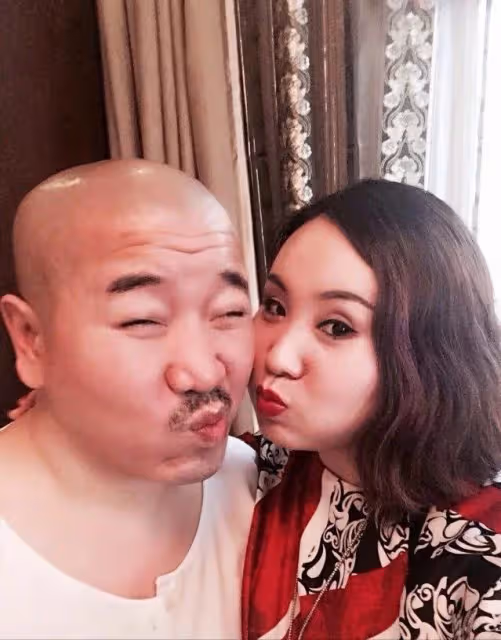 溫美玲:為兒子再辦婚禮!穿紅色旗袍艷壓新娘,和魏三牽手引熱議