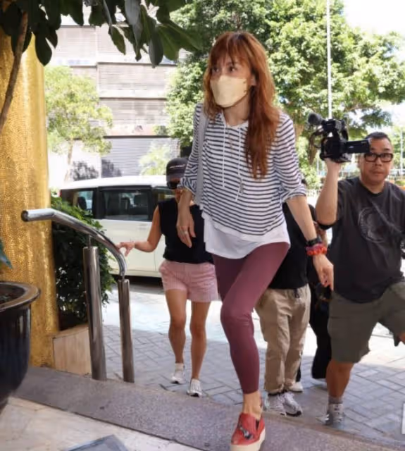7月11日,李玟頭七,倆姐姐反應大不同!