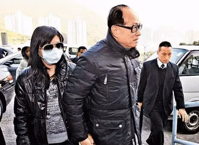 27歲百億身家，香港「最牛富三代」李思德，或成爺爺李嘉誠接班人