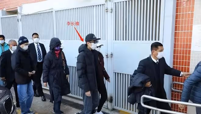 27歲百億身家，香港「最牛富三代」李思德，或成爺爺李嘉誠接班人