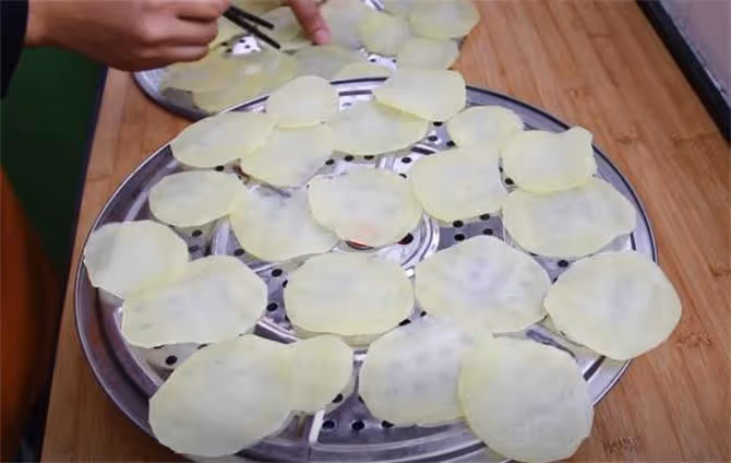 孩子愛吃的炸土豆片,原來做法這麼簡單,個個酥脆,太過癮了