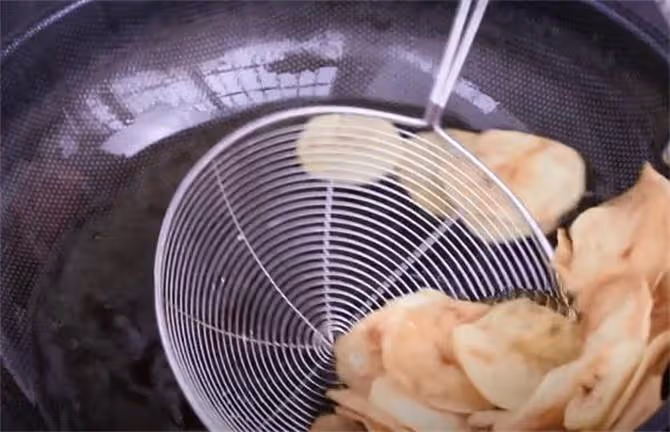 孩子愛吃的炸土豆片,原來做法這麼簡單,個個酥脆,太過癮了